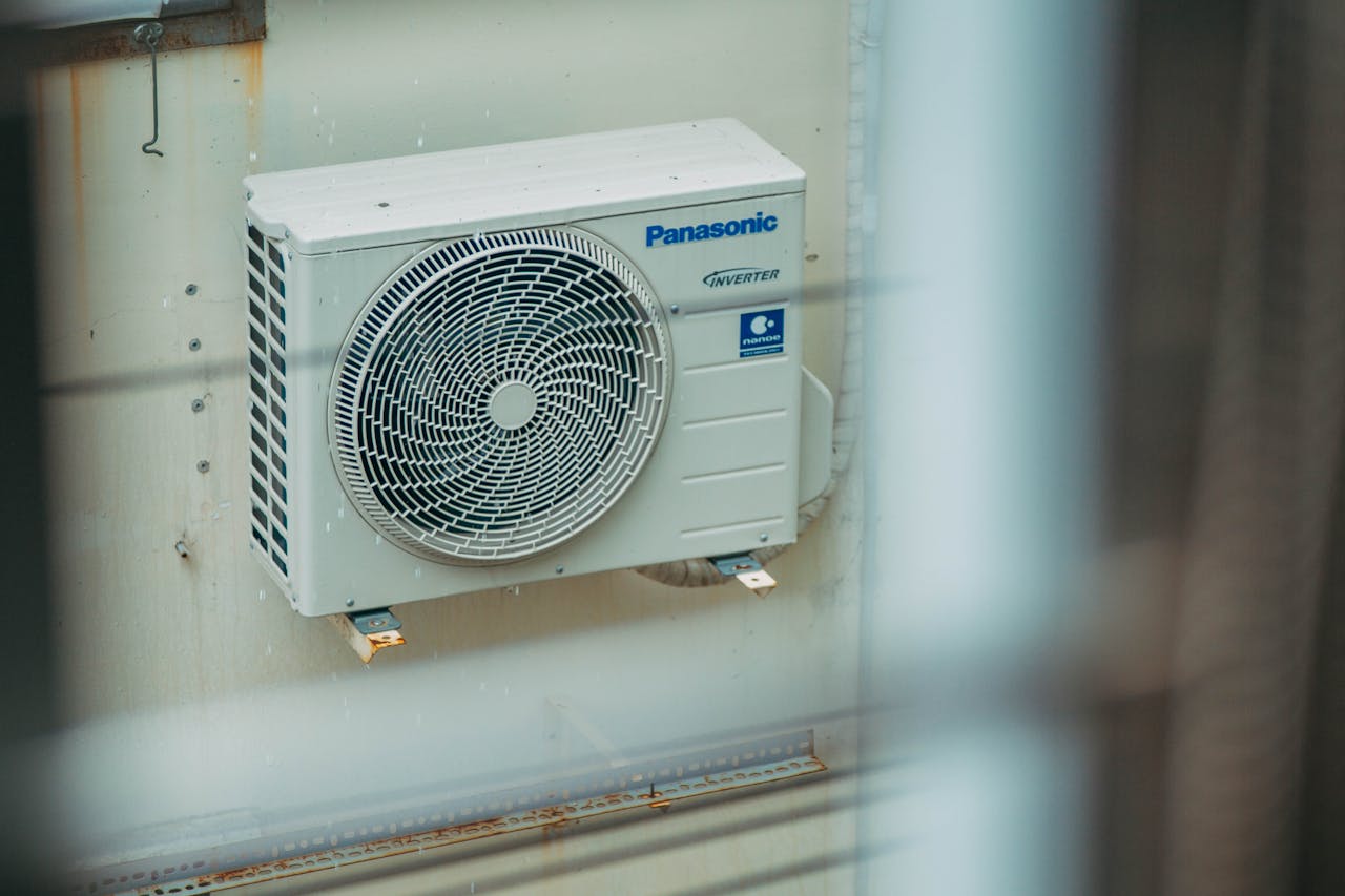 Unidade externa de ar-condicionado Panasonic com tecnologia Inverter e nanoe, montada em uma parede externa.