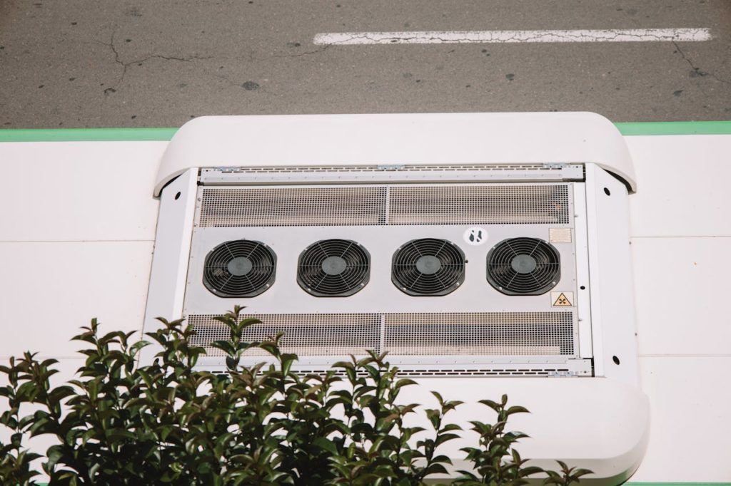 Unidade de ar-condicionado com quatro ventiladores em um veículo, destacando elementos de segurança e eficiência.